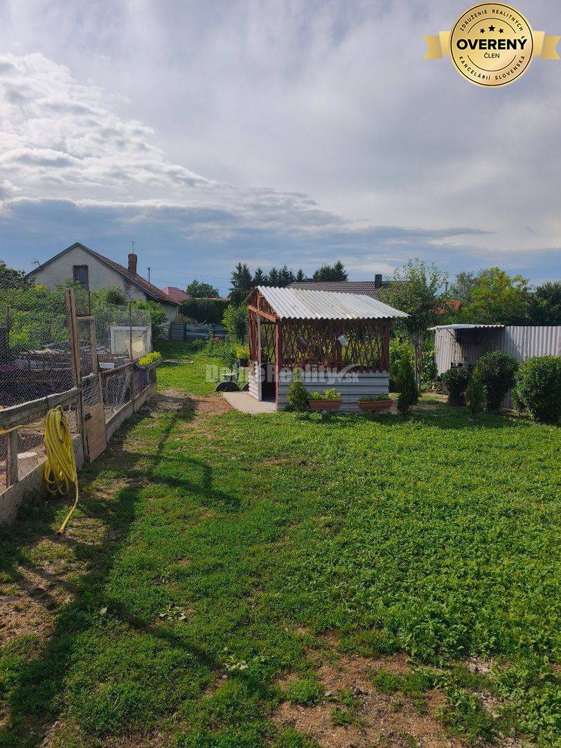 Zachovalý 3 izbový domček v Seliciach k okamžitému nasťahovaniu .