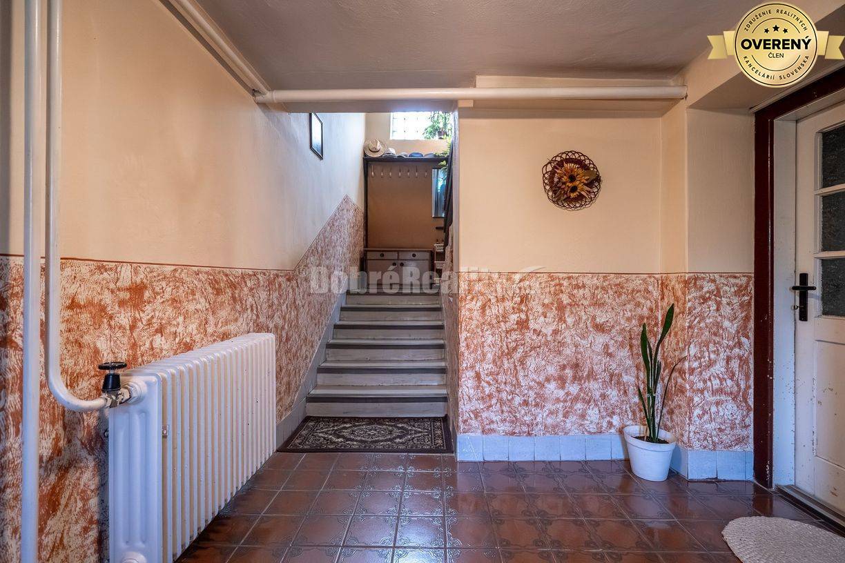 PREDAJ: Poctivý rodinný dom s prístavbou na konci ulice, 330 m2, Čiern