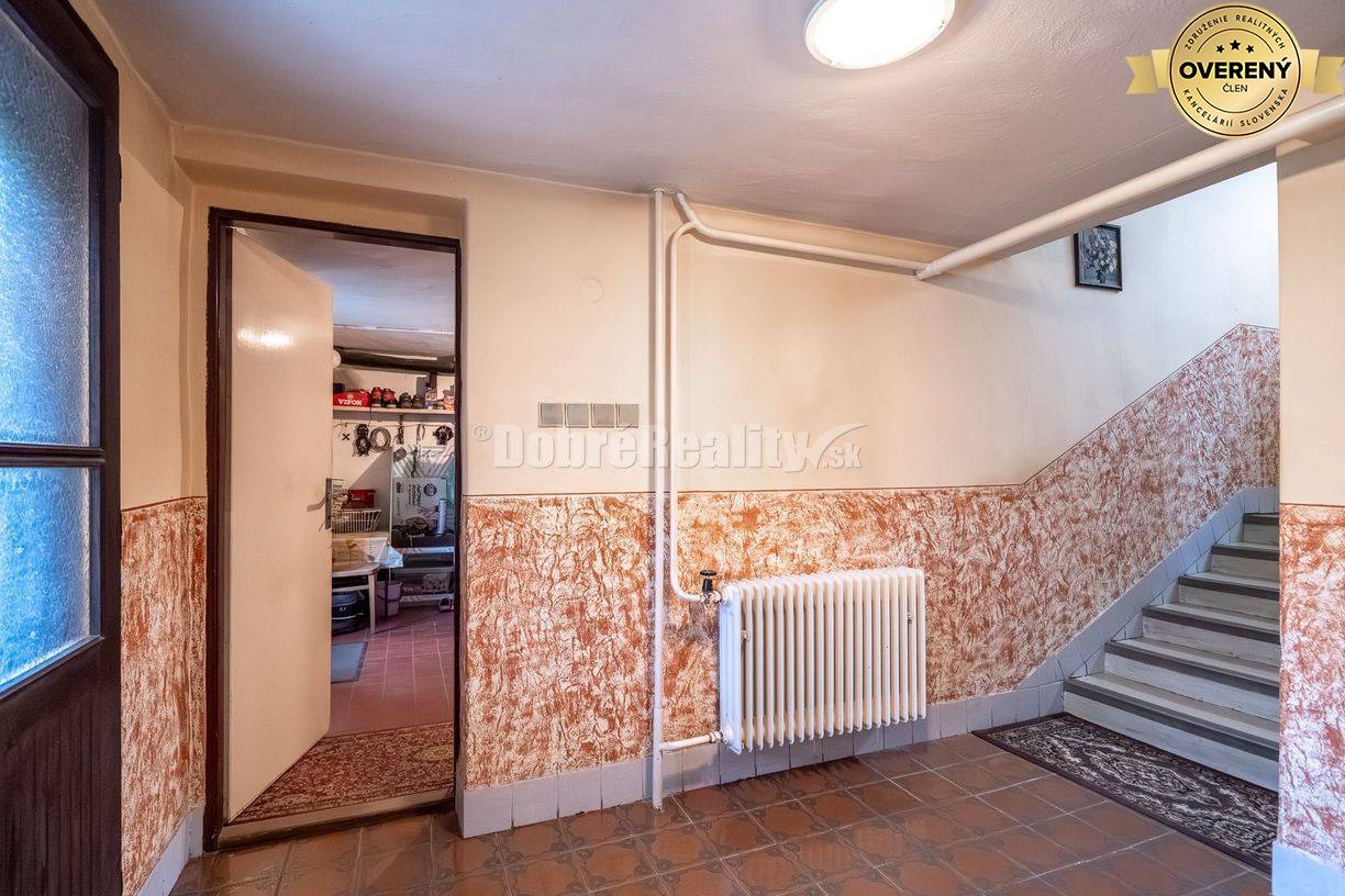 PREDAJ: Poctivý rodinný dom s prístavbou na konci ulice, 330 m2, Čiern