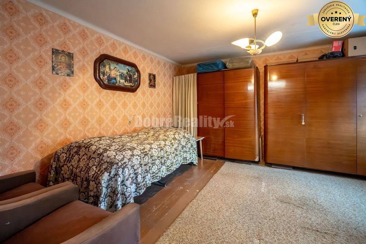 PREDAJ: Poctivý rodinný dom s prístavbou na konci ulice, 330 m2, Čiern