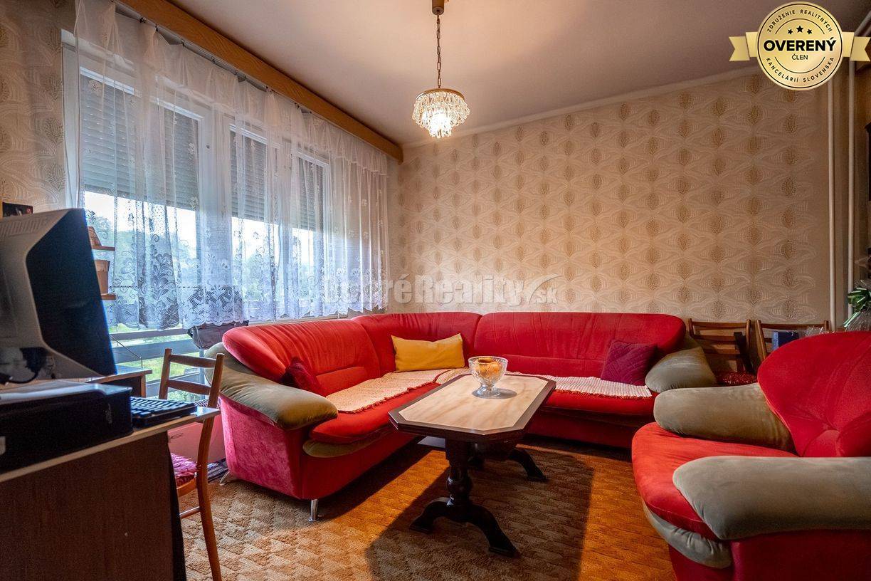 PREDAJ: Poctivý rodinný dom s prístavbou na konci ulice, 330 m2, Čiern