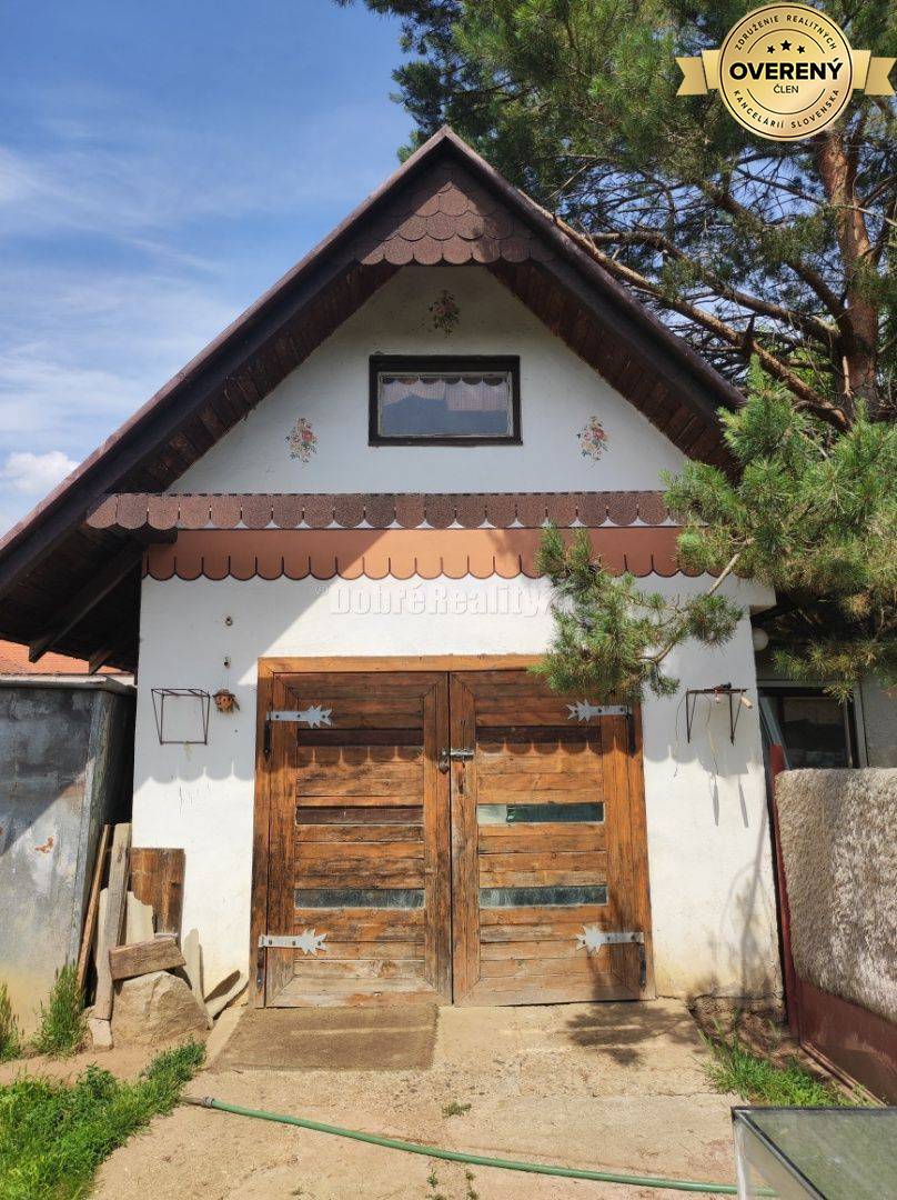 Dvojgeneračný RD v Ludaniciach, tichá ulica