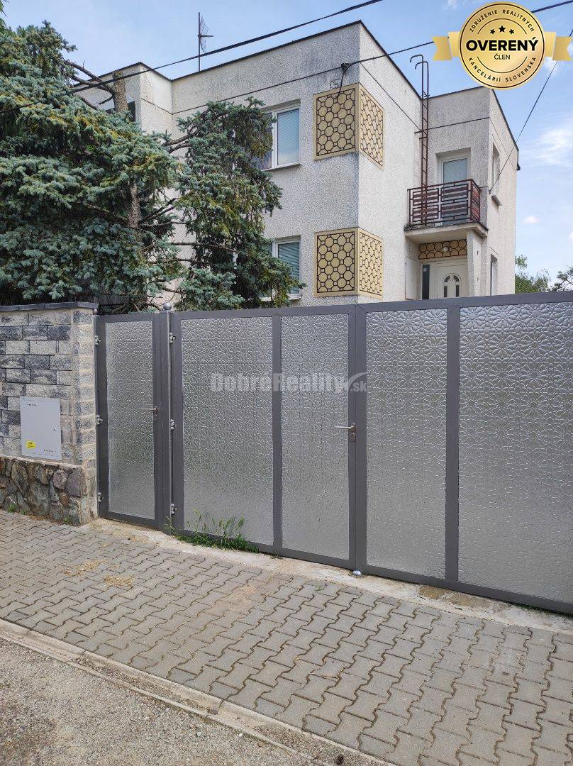 Dvojgeneračný RD v Ludaniciach, tichá ulica