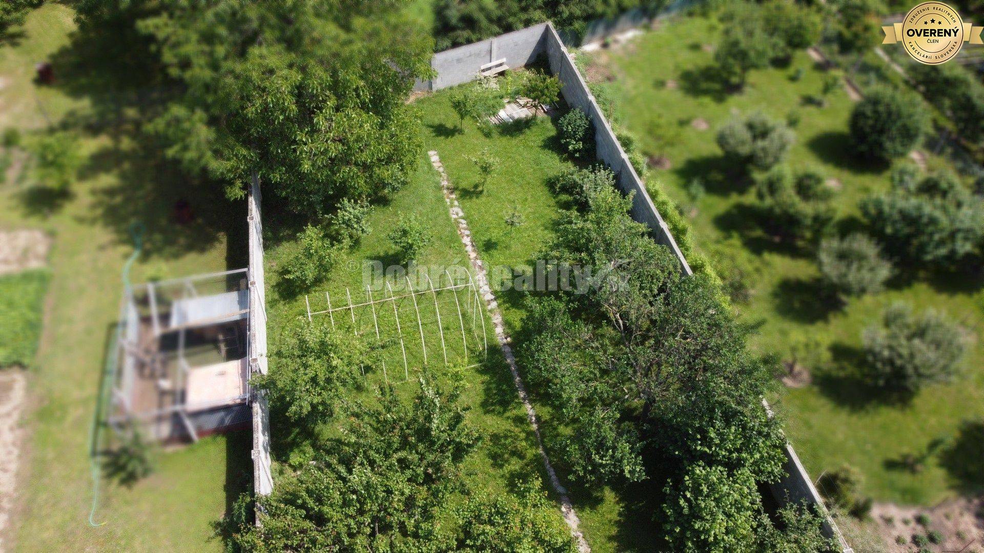 Dvojgeneračný RD v Ludaniciach, tichá ulica