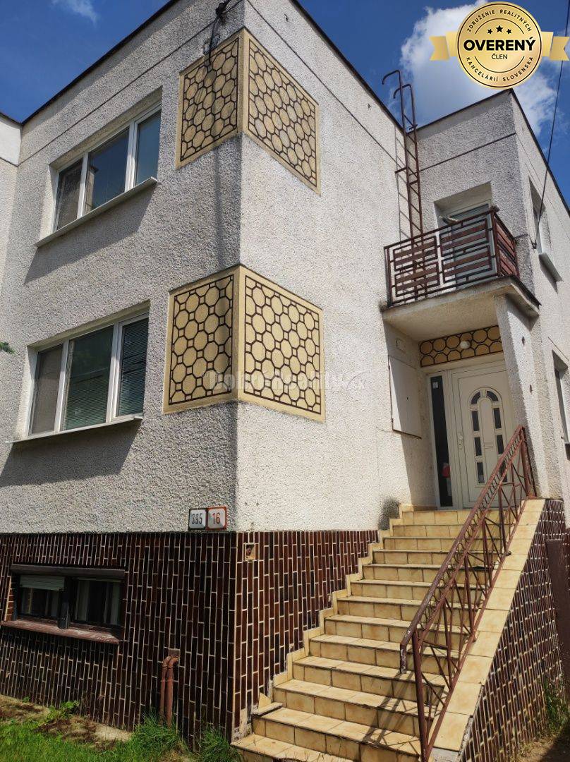 Dvojgeneračný RD v Ludaniciach, tichá ulica