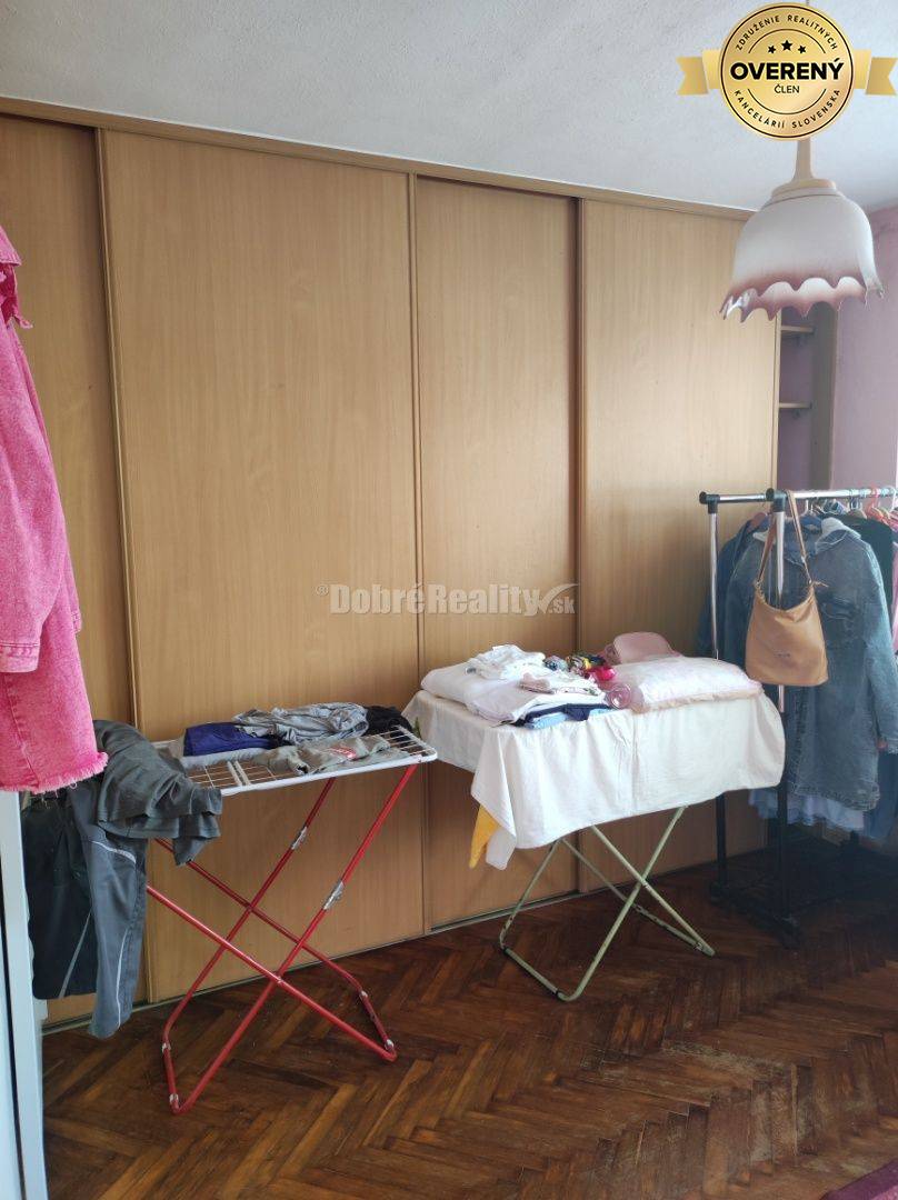 Dvojgeneračný RD v Ludaniciach, tichá ulica