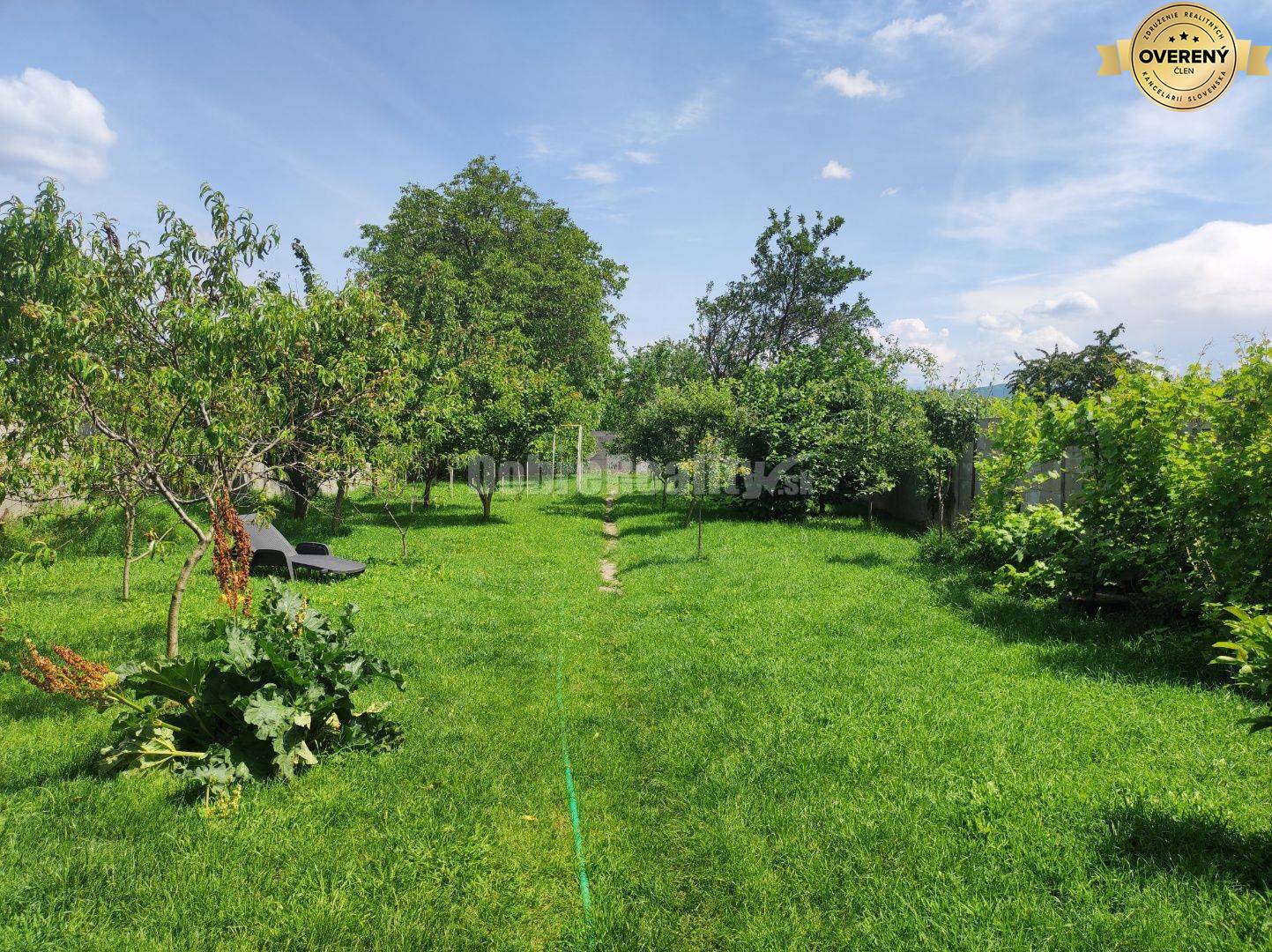 Dvojgeneračný RD v Ludaniciach, tichá ulica