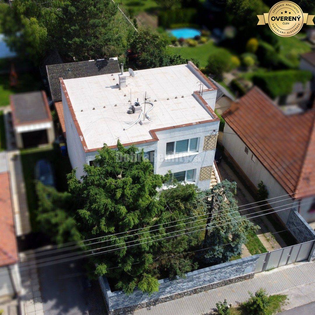 Dvojgeneračný RD v Ludaniciach, tichá ulica