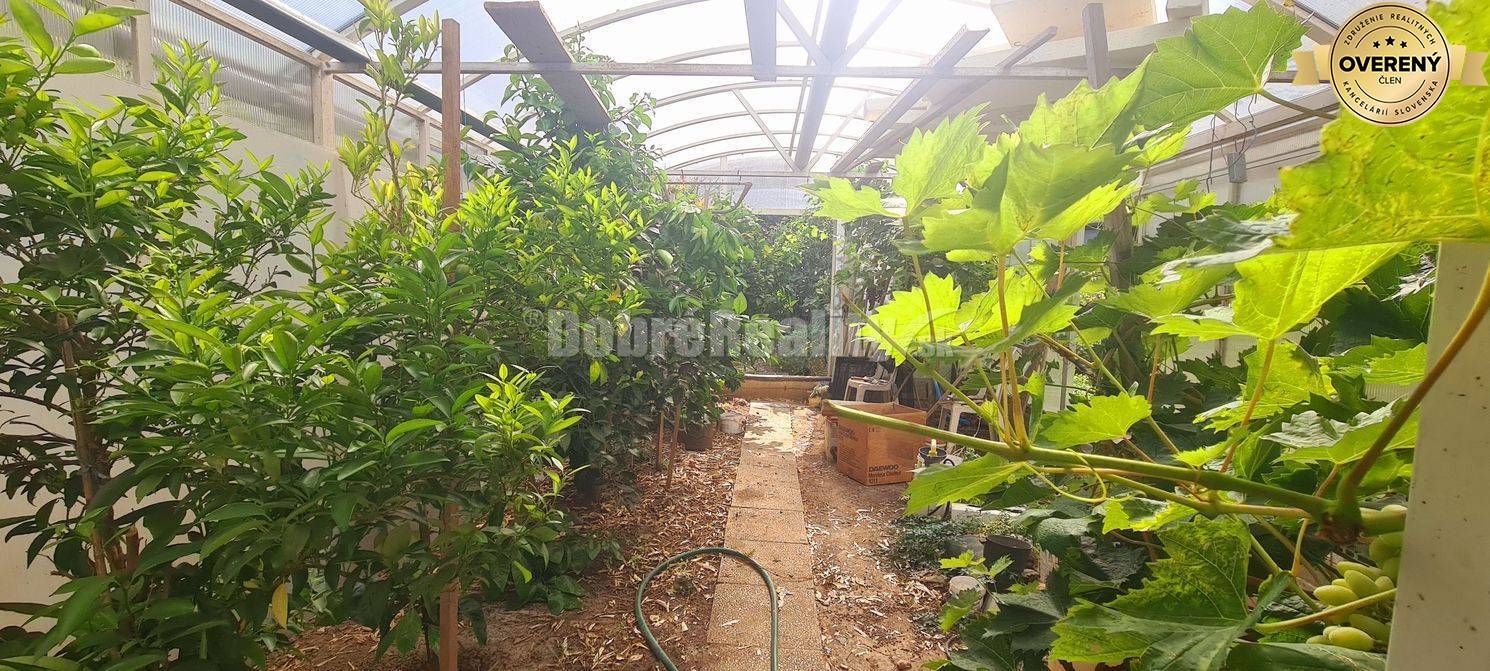 Znížená cena - na predaj poschodový 5-izb. RD+ garáž, skleník, pozemok