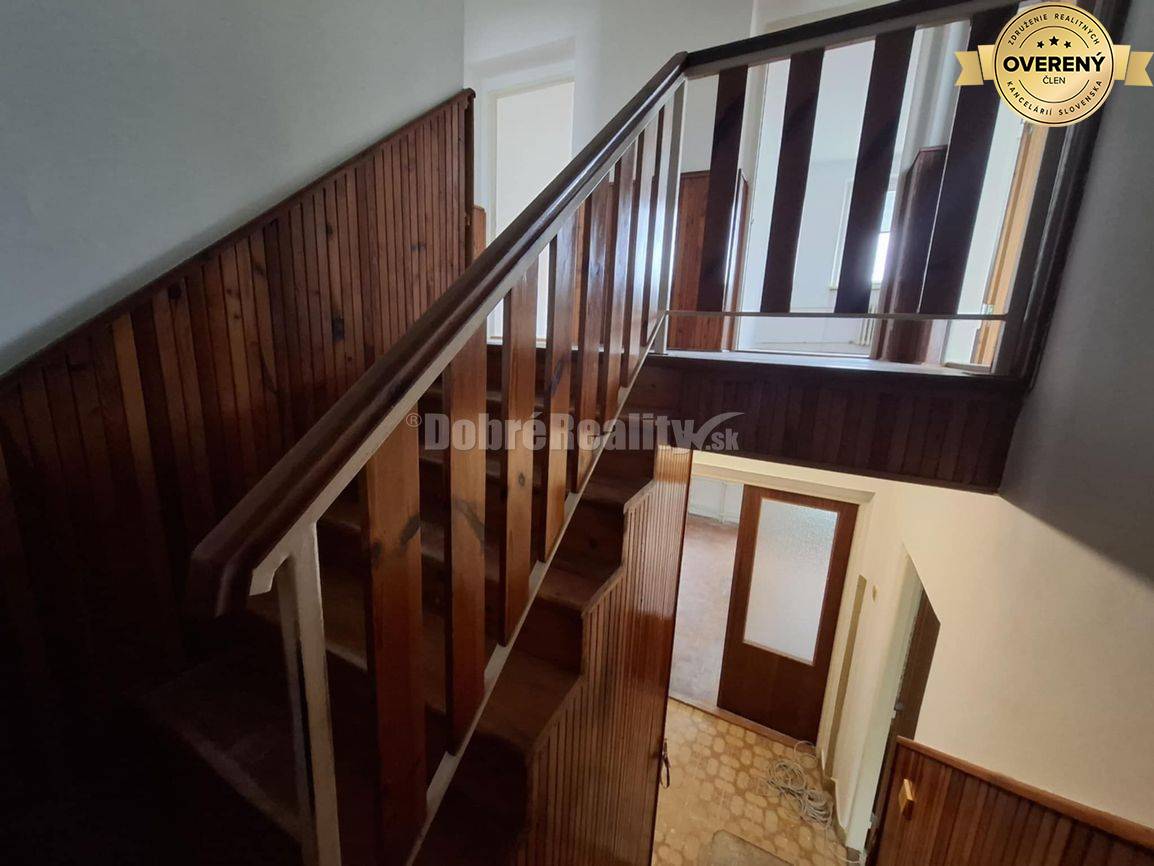 Znížená cena - na predaj poschodový 5-izb. RD+ garáž, skleník, pozemok