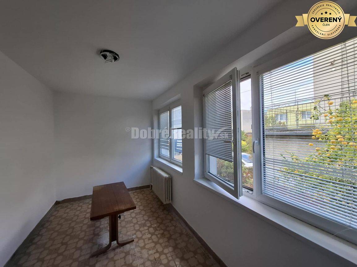 Znížená cena - na predaj poschodový 5-izb. RD+ garáž, skleník, pozemok