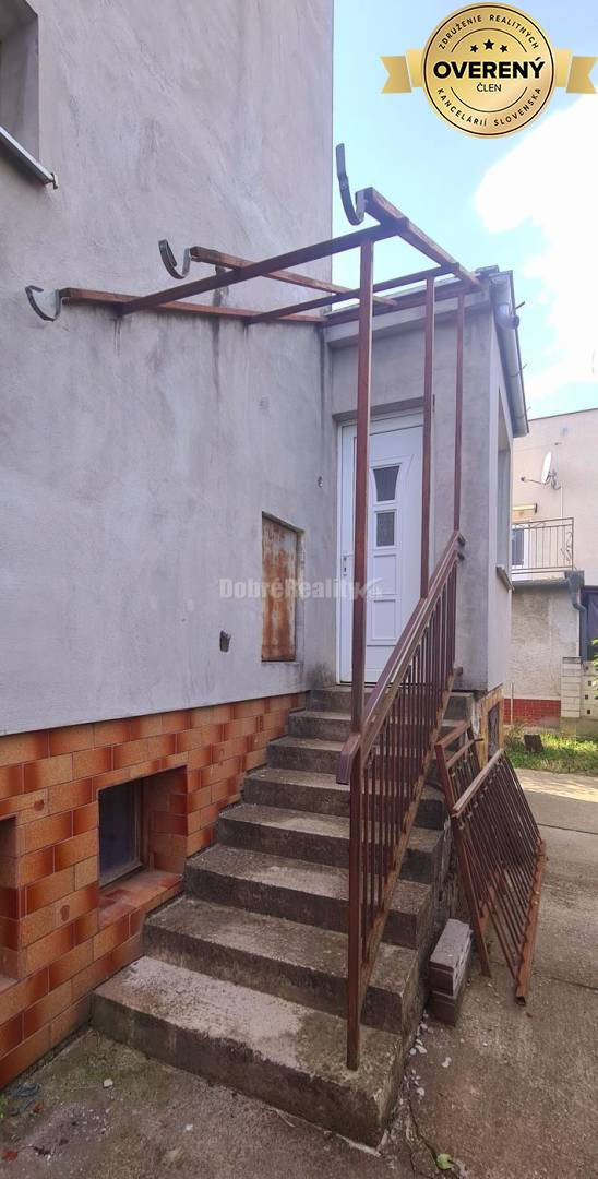 Znížená cena - na predaj poschodový 5-izb. RD+ garáž, skleník, pozemok