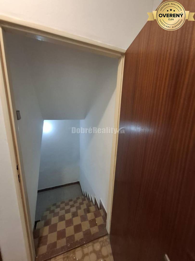 Znížená cena - na predaj zdravý posch. 5-izb. RD 283m2 + garáž, sklení