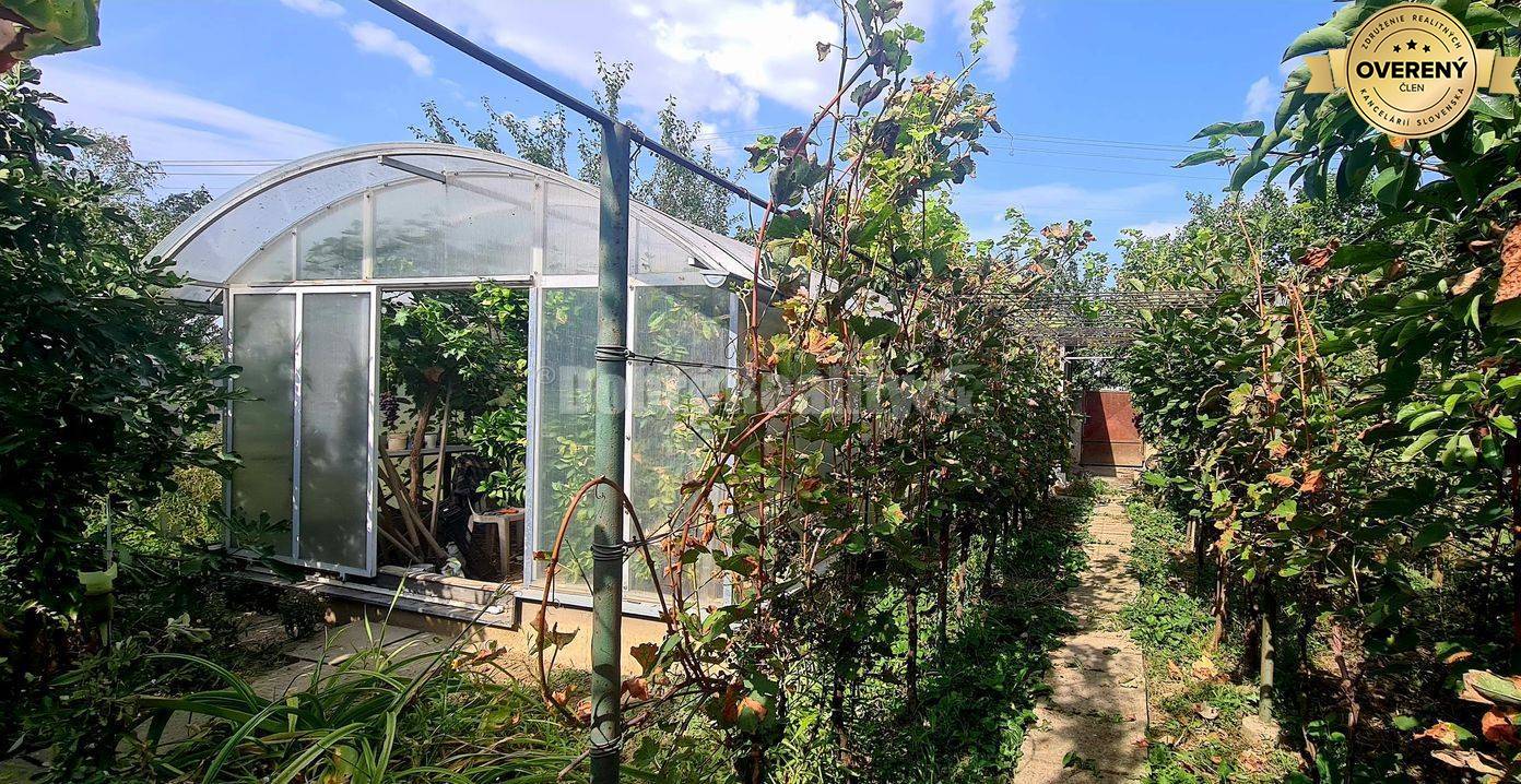 Znížená cena - na predaj poschodový 5-izb. RD+ garáž, skleník, pozemok