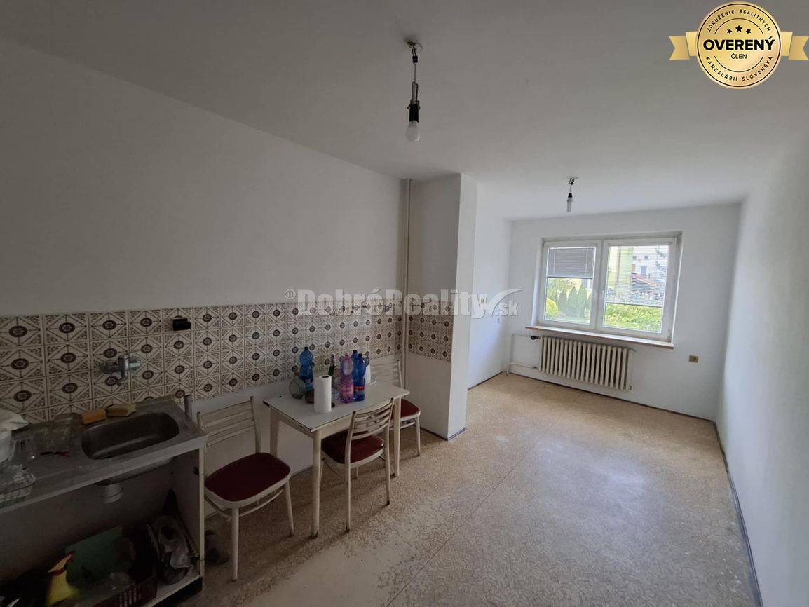 Znížená cena - na predaj poschodový 5-izb. RD+ garáž, skleník, pozemok