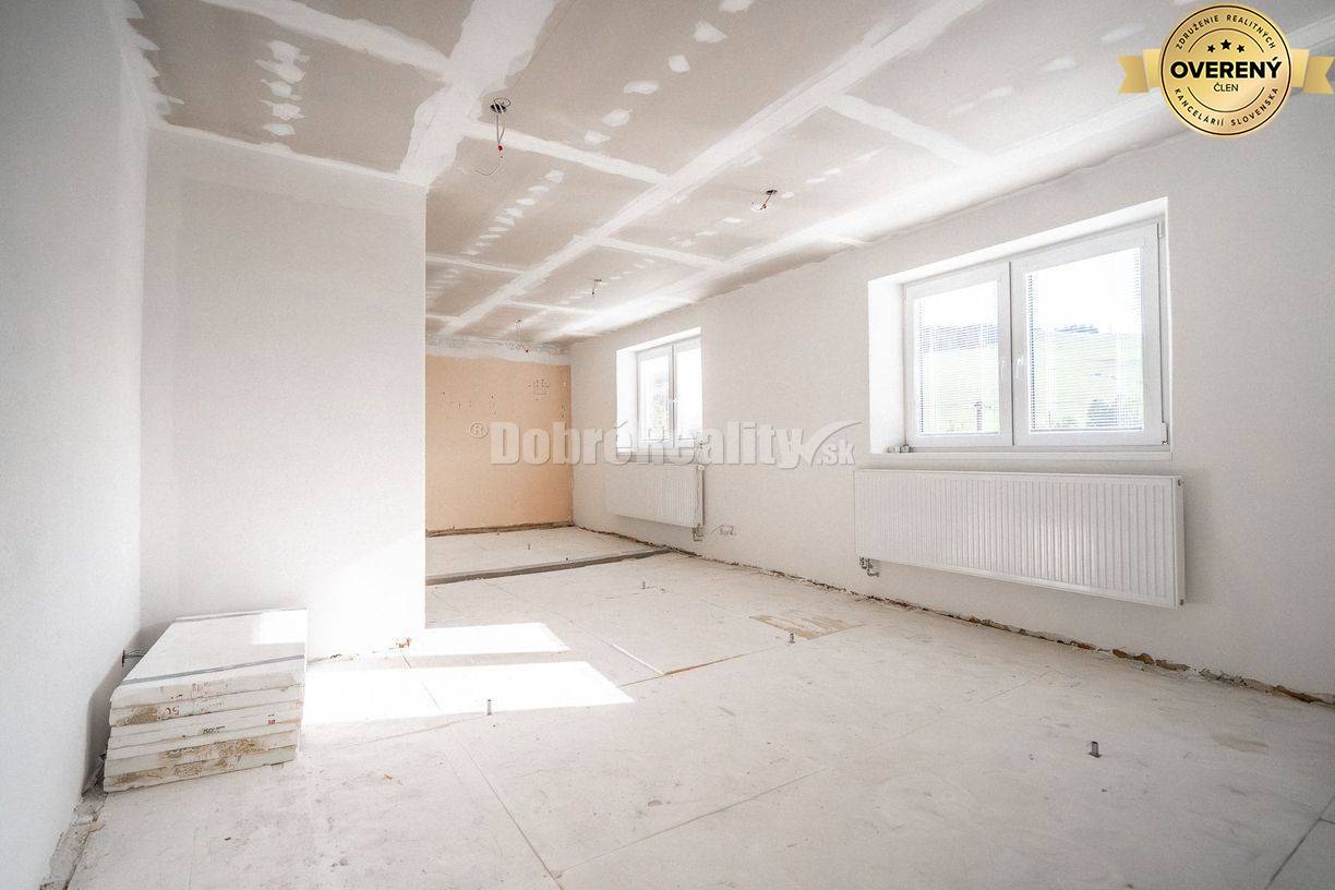 REZERVOVANÝ: Dom s dvoma bytmi, terasou a záhradou – priestor pre poko