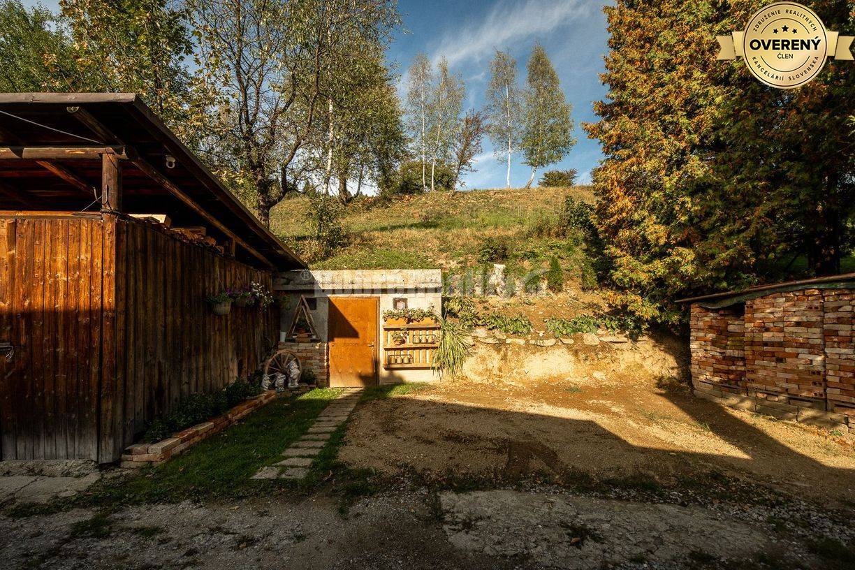 REZERVOVANÝ: Dom s dvoma bytmi, terasou a záhradou – priestor pre poko