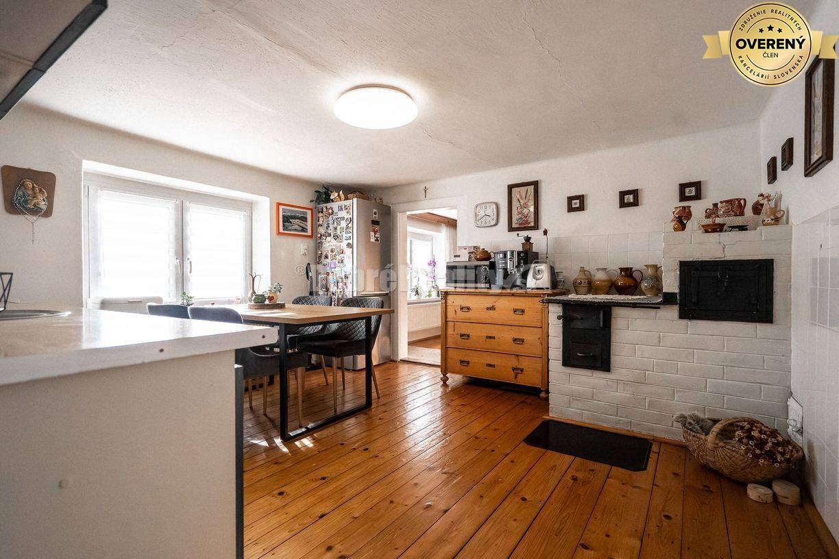 REZERVOVANÝ: Dom s dvoma bytmi, terasou a záhradou – priestor pre poko