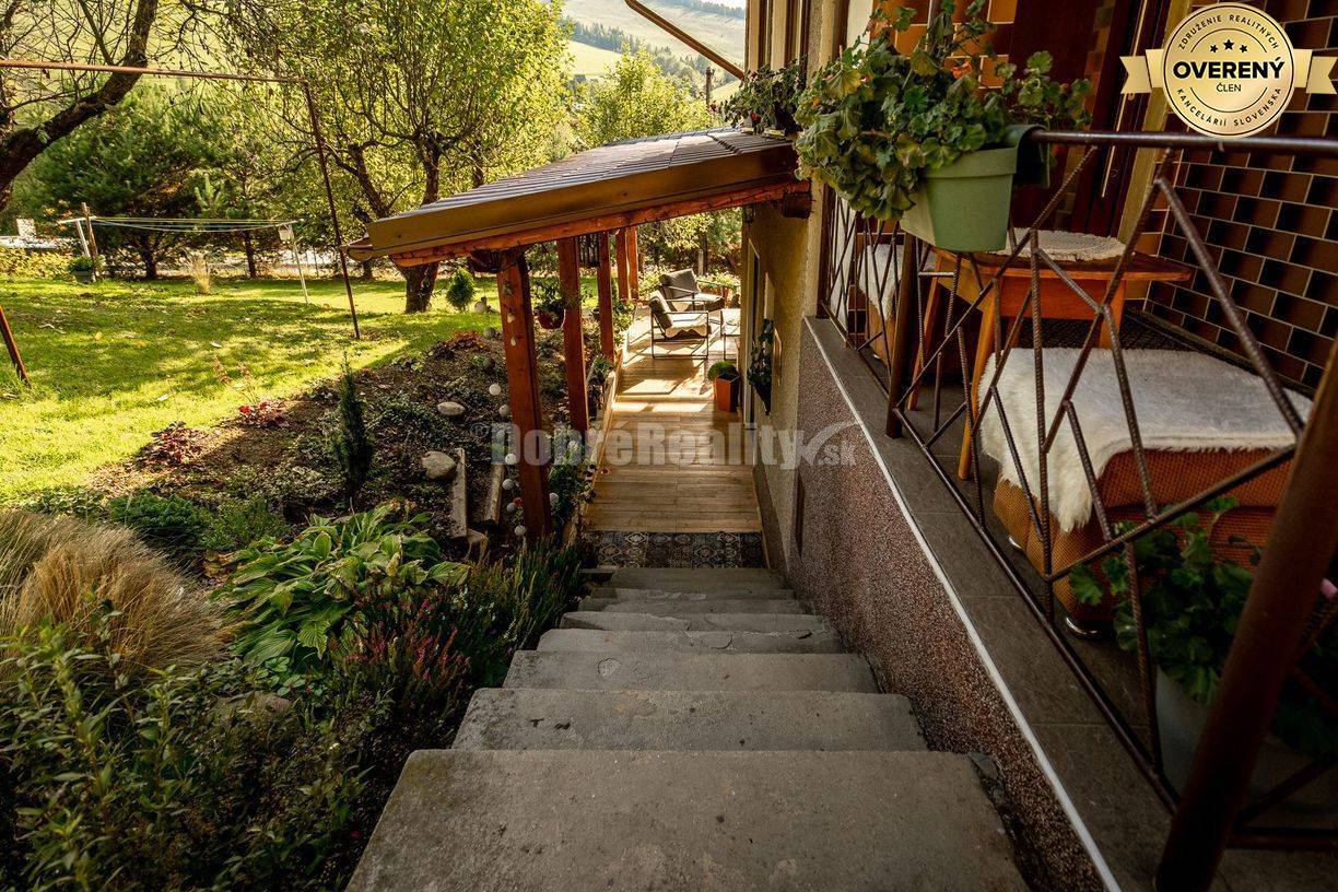 REZERVOVANÝ: Dom s dvoma bytmi, terasou a záhradou – priestor pre poko