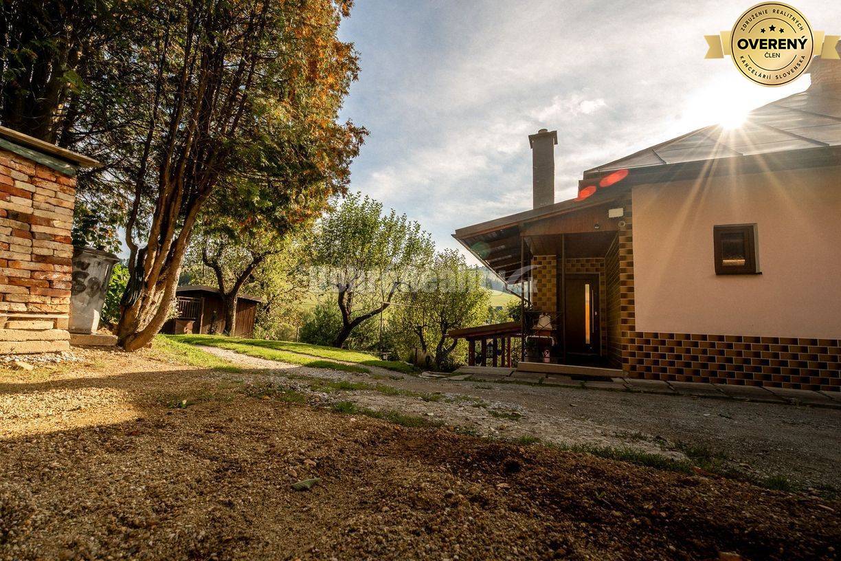 REZERVOVANÝ: Dom s dvoma bytmi, terasou a záhradou – priestor pre poko