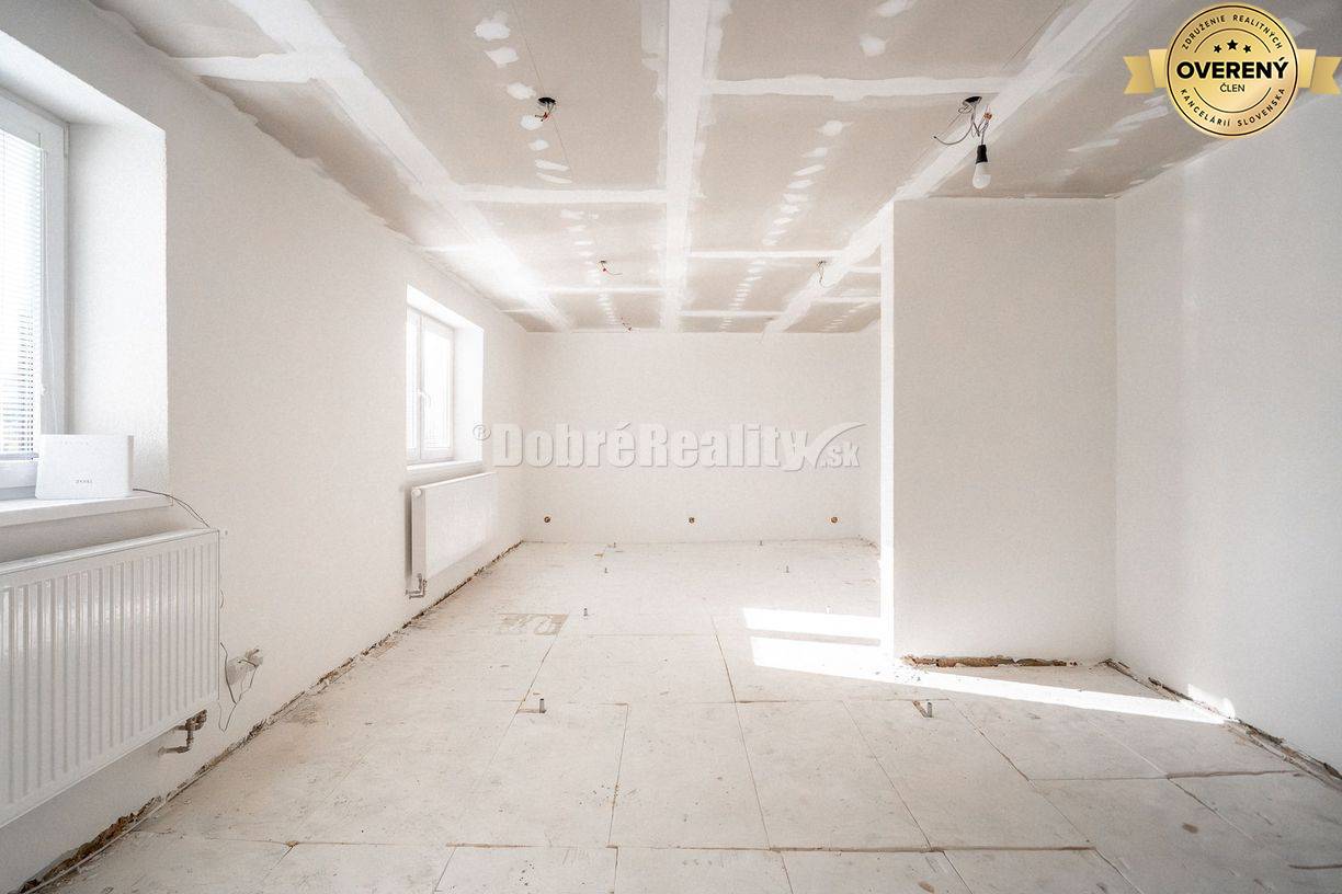 REZERVOVANÝ: Dom s dvoma bytmi, terasou a záhradou – priestor pre poko