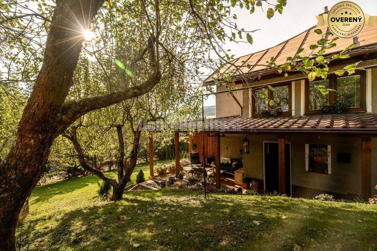 REZERVOVANÝ: Dom s dvoma bytmi, terasou a záhradou – priestor pre poko