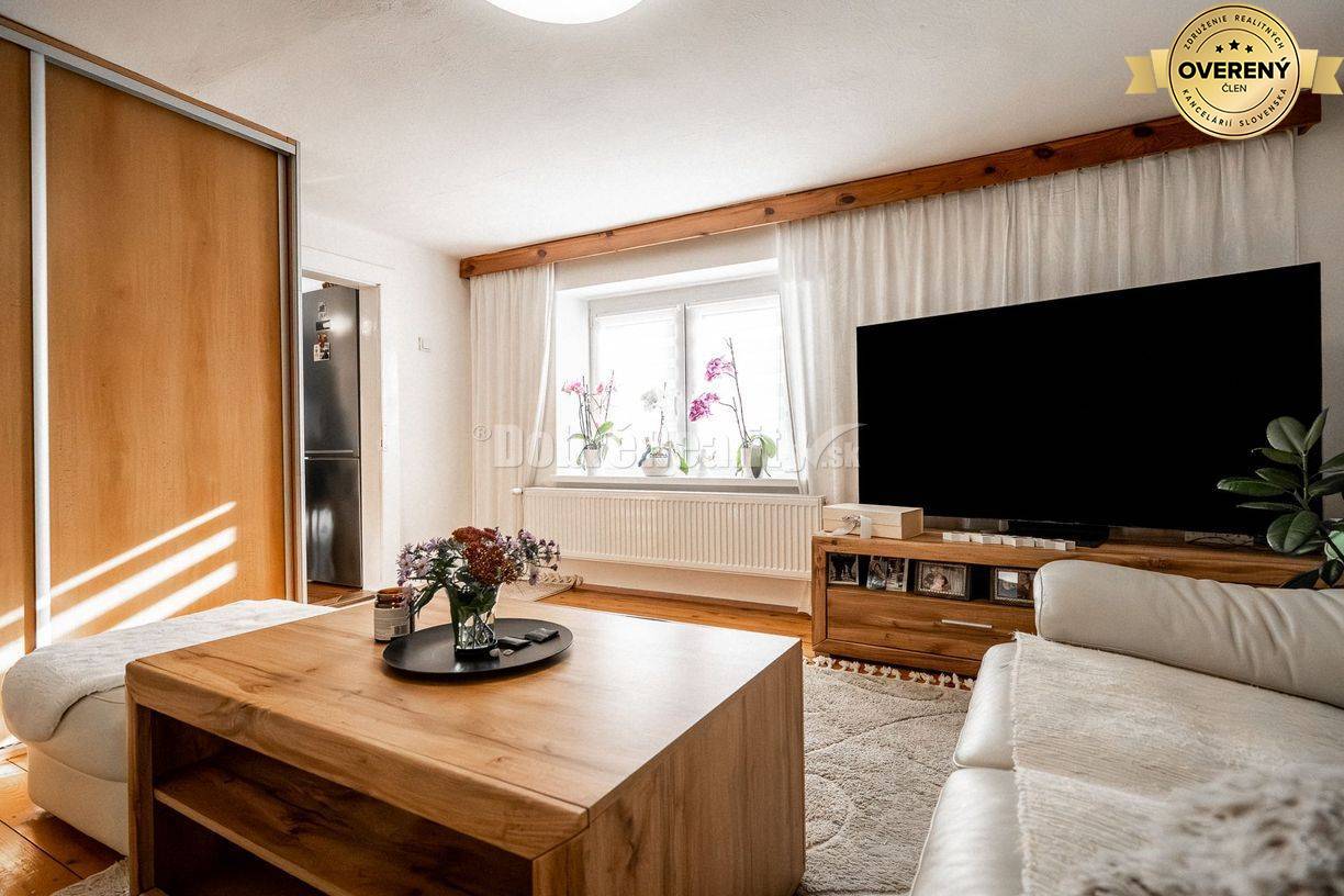 REZERVOVANÝ: Dom s dvoma bytmi, terasou a záhradou – priestor pre poko