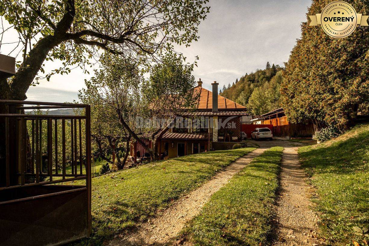 REZERVOVANÝ: Dom s dvoma bytmi, terasou a záhradou – priestor pre poko