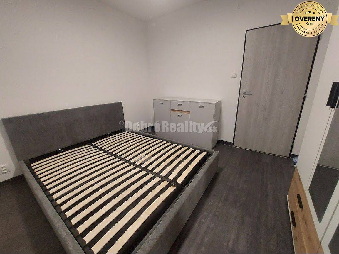 PRENÁJOM: VEĽKÝ 1 IZBOVÝ BYT BEZ BALKÓNA, RADVAŇ