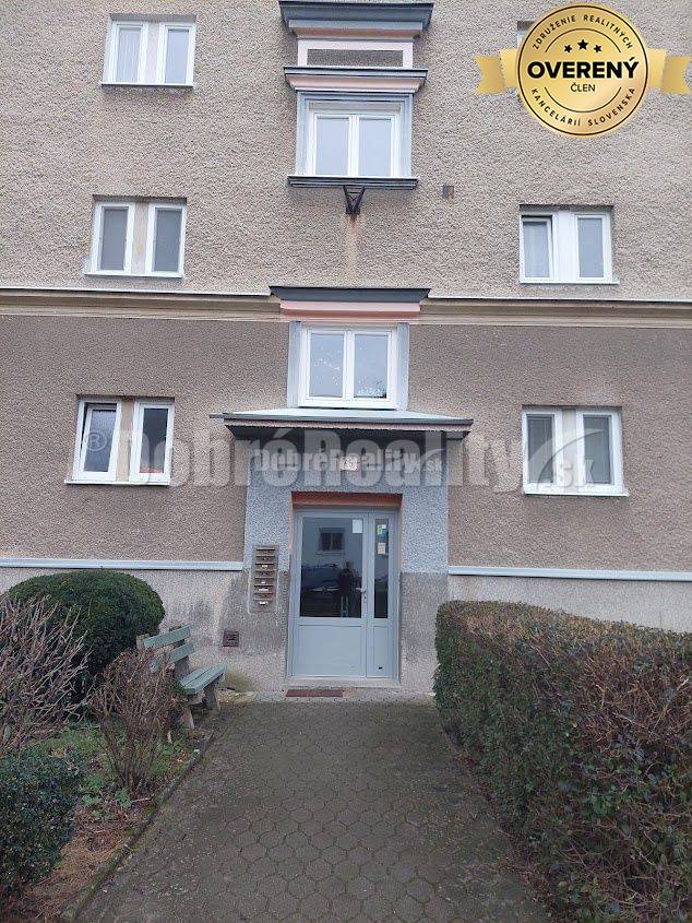 DOBRÉ REALITY -  na prenájom 2-izbový tehlový byt s balkónom na starom