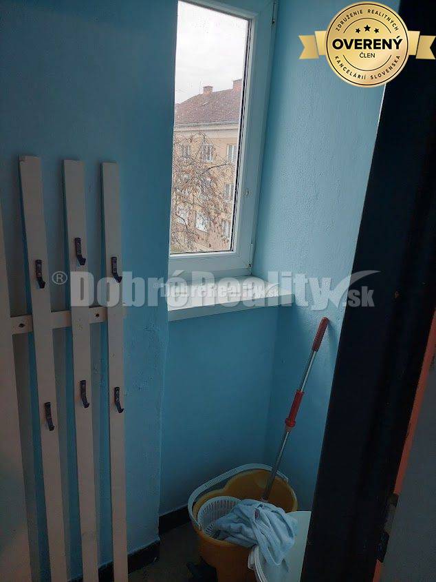 DOBRÉ REALITY -  na prenájom 2-izbový tehlový byt s balkónom na starom