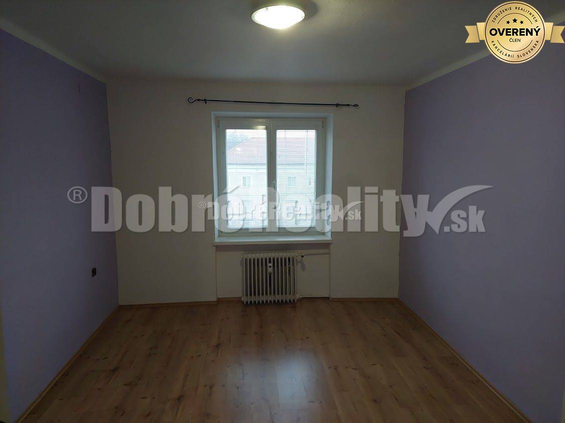 DOBRÉ REALITY -  na prenájom 2-izbový tehlový byt s balkónom na starom