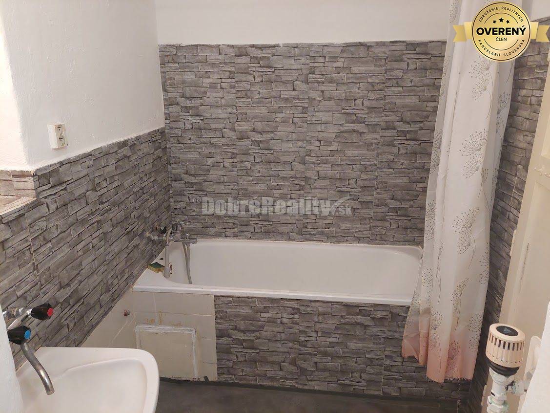 DOBRÉ REALITY -  na prenájom 2-izbový tehlový byt s balkónom na starom