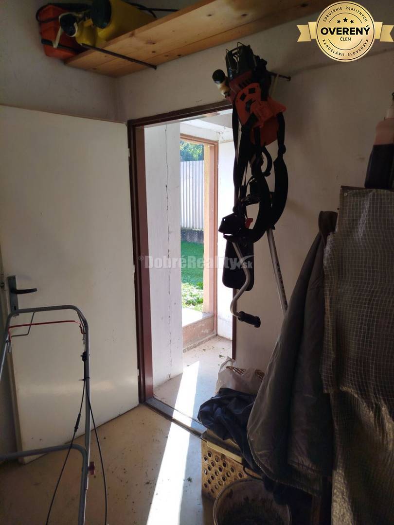 Rodinný dom s veľkým pozemkom v tichom a krásnom prostredí pod Považs