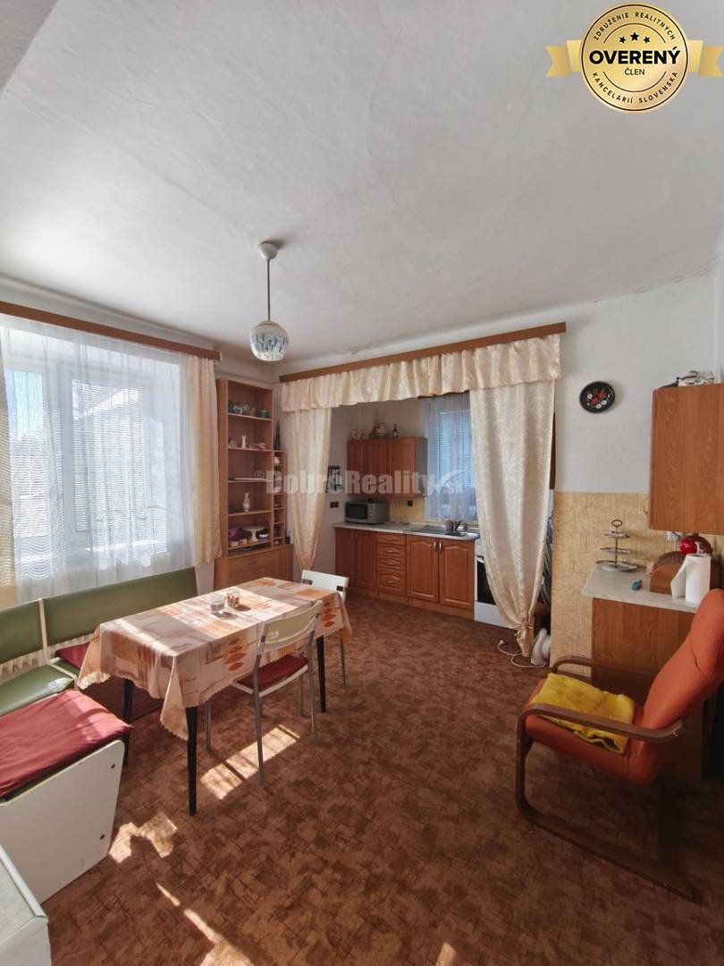 Viacgeneračný rodinný dom v pôvodnom stave ,super dispozícia , veľký p