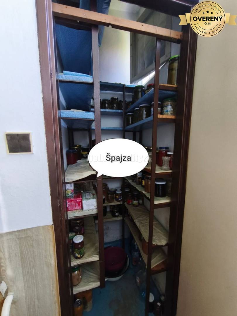 Viacgeneračný rodinný dom v pôvodnom stave ,super dispozícia , veľký p