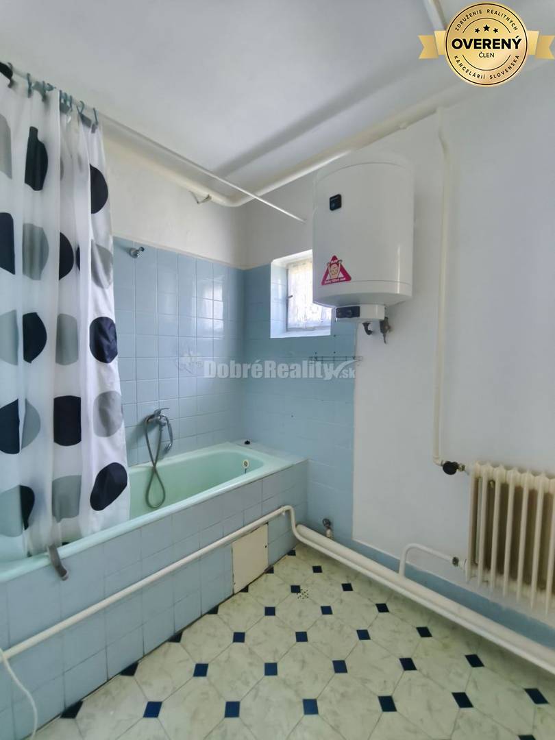 Viacgeneračný rodinný dom v pôvodnom stave ,super dispozícia , veľký p