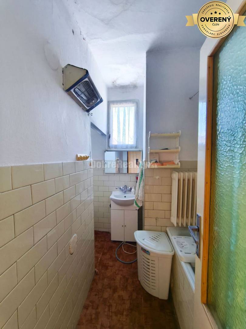 Viacgeneračný rodinný dom v pôvodnom stave ,super dispozícia , veľký p