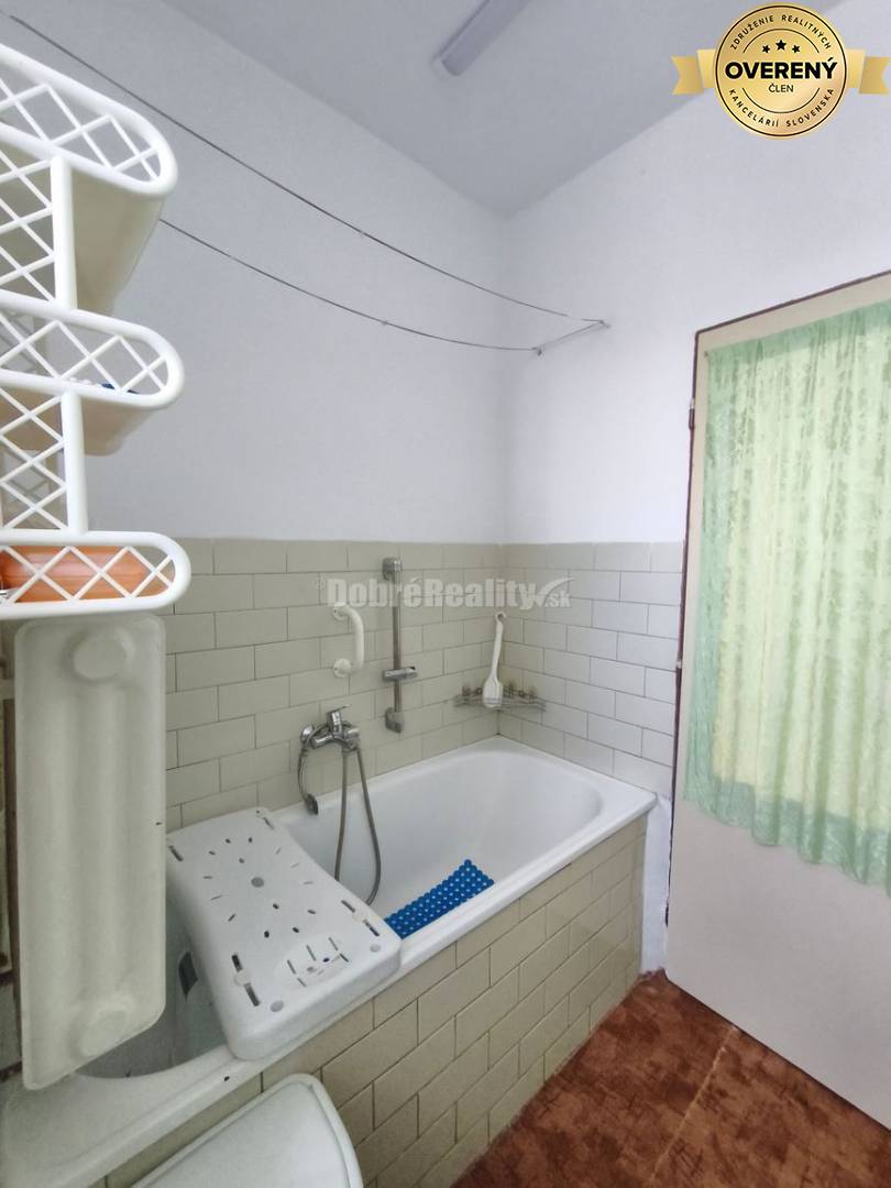 Viacgeneračný rodinný dom v pôvodnom stave ,super dispozícia , veľký p