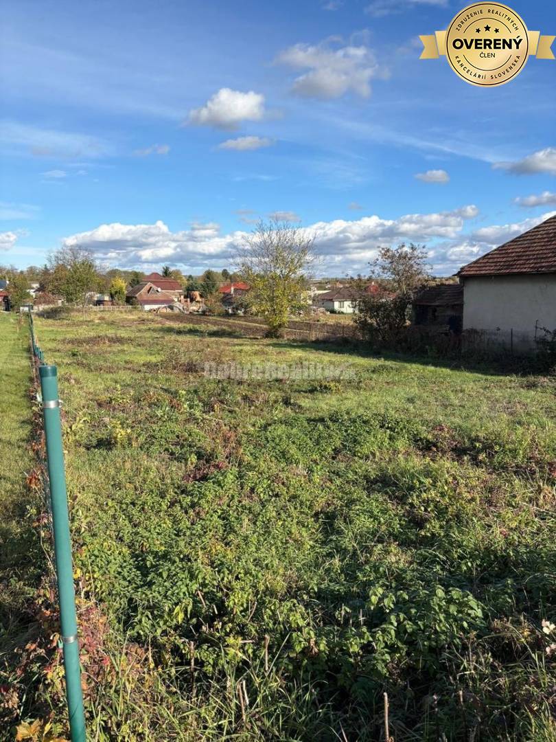 Priestranný stavebný pozemok v obci Jasová na predaj !