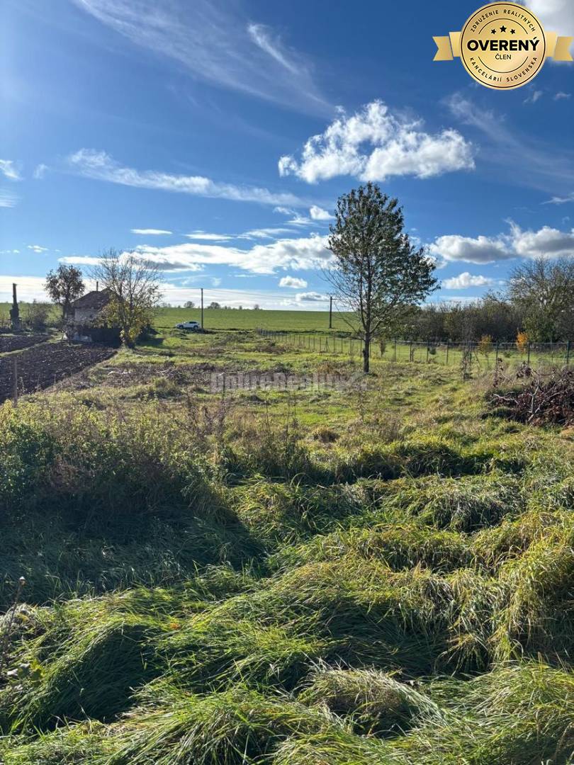 Priestranný stavebný pozemok v obci Jasová na predaj !