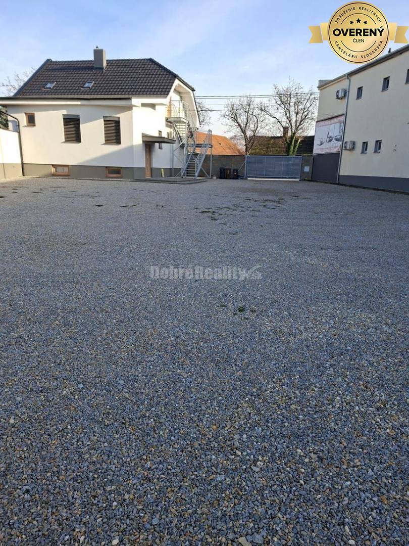 Prenájom 800 m2, rovná plocha - oplotená, Nitrianska cesta, Nové Zámky