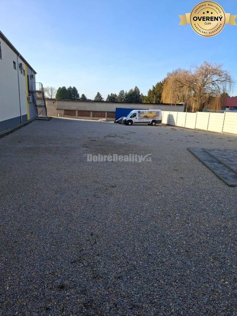 Prenájom 800 m2, rovná plocha - oplotená, Nitrianska cesta, Nové Zámky