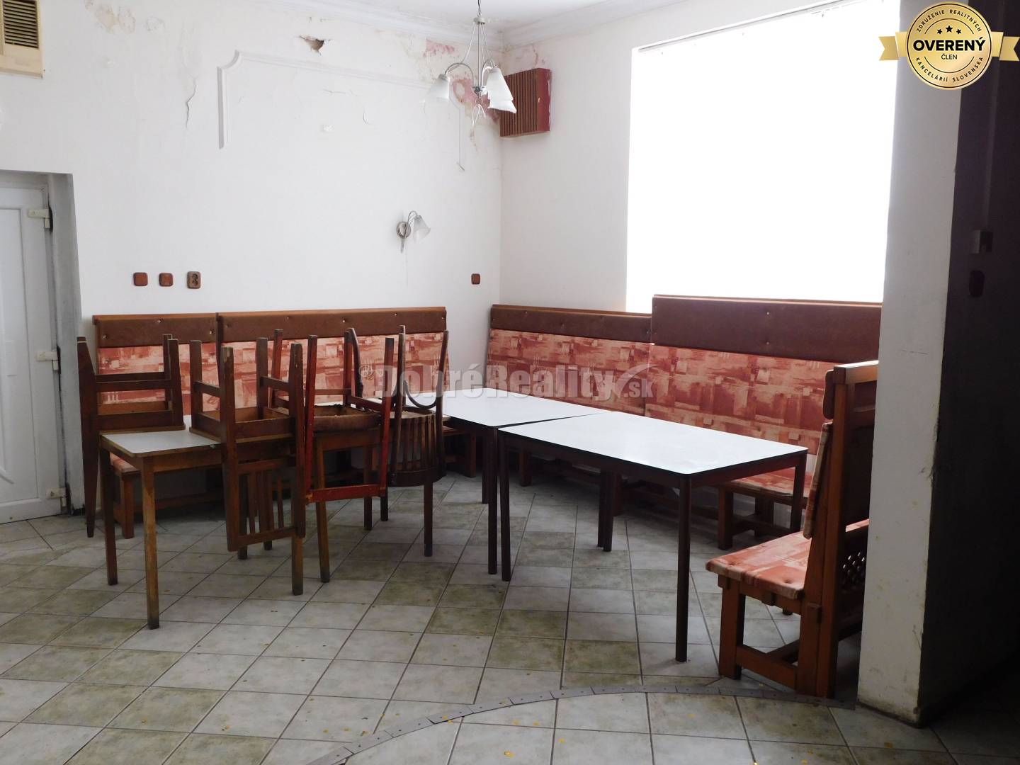 Ponúkame Vám na predaj zaujímavý prevádzkový areál s dvomi samostatným