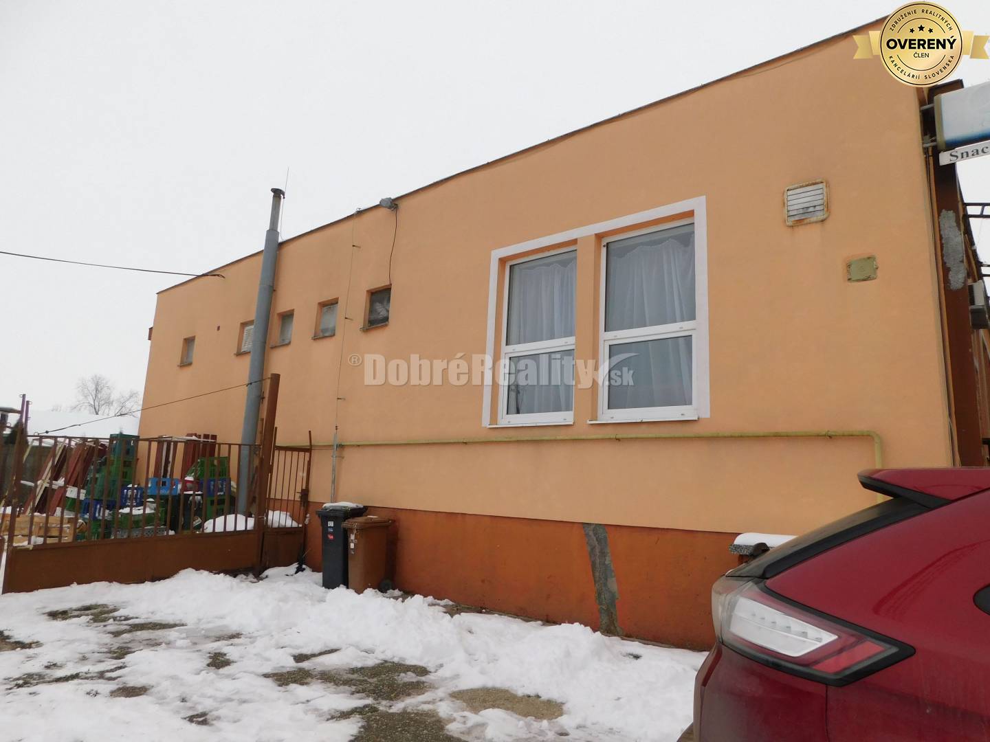 Ponúkame Vám na predaj zaujímavý prevádzkový areál s dvomi samostatným