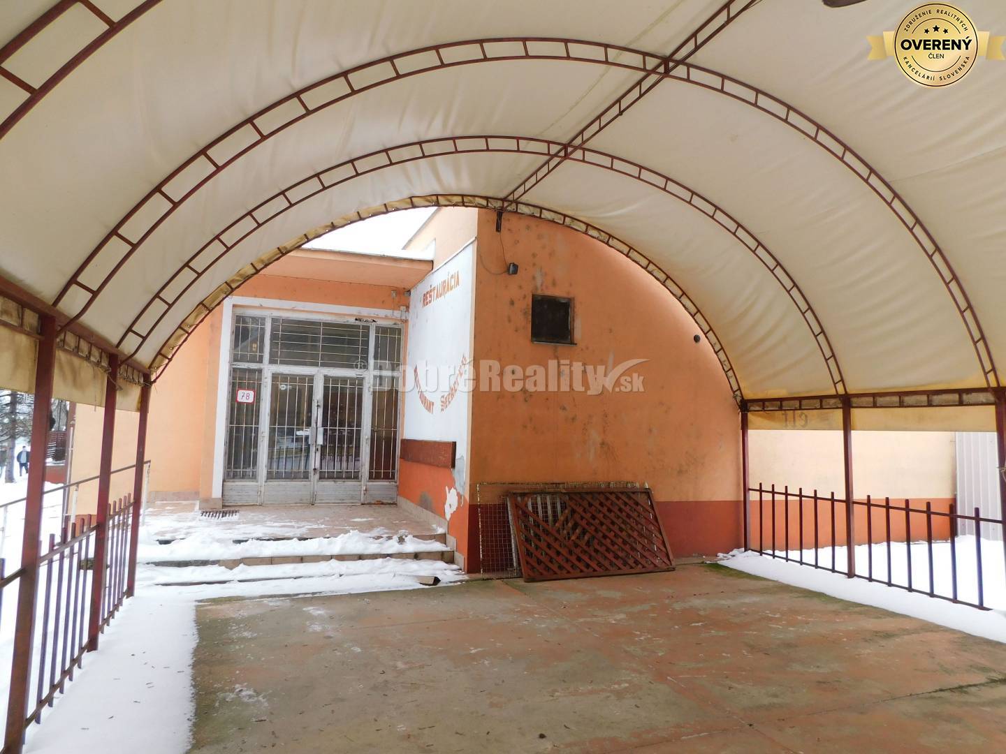 Ponúkame Vám na predaj zaujímavý prevádzkový areál s dvomi samostatným