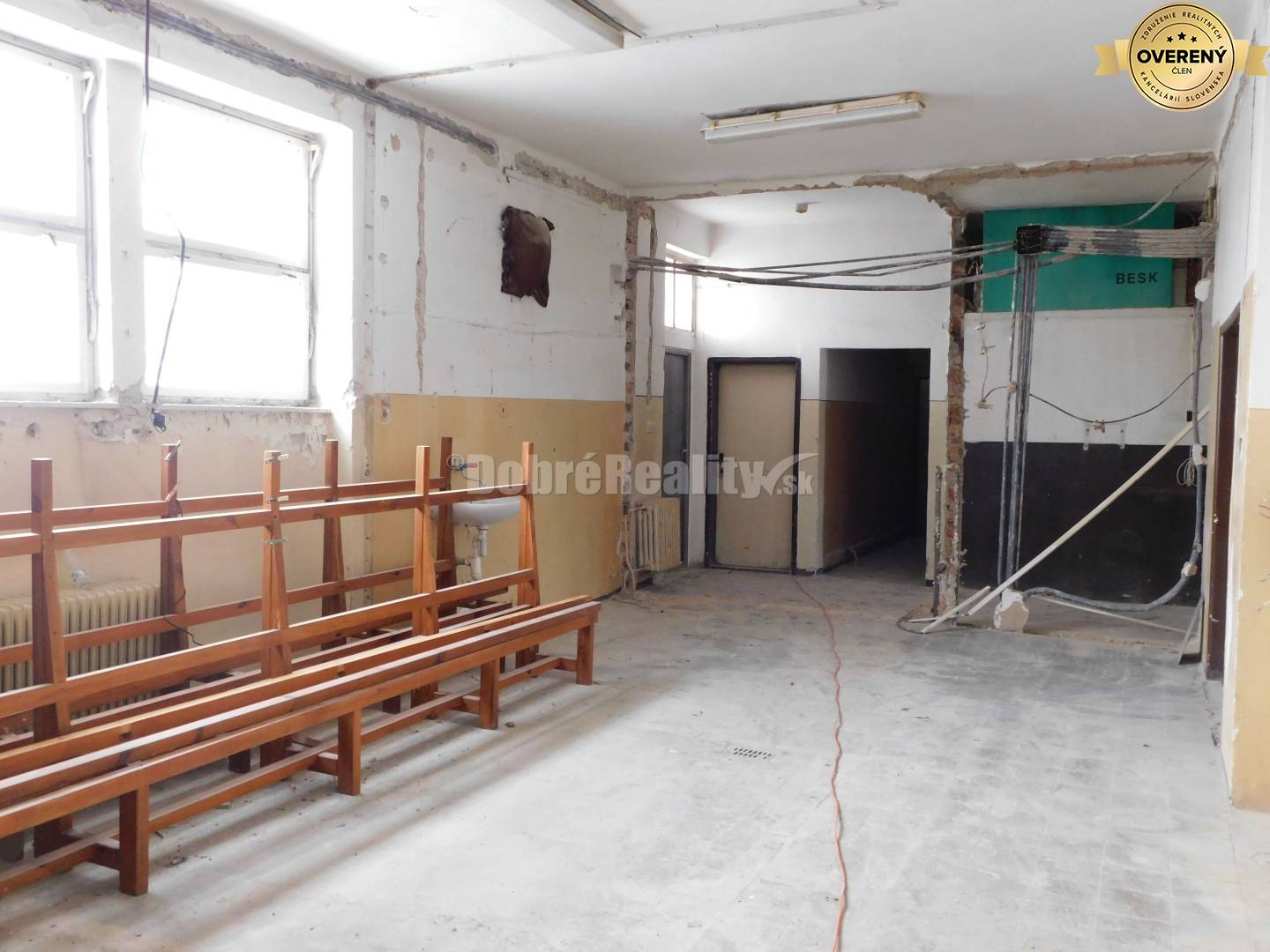 Ponúkame Vám na predaj zaujímavý prevádzkový areál s dvomi samostatným