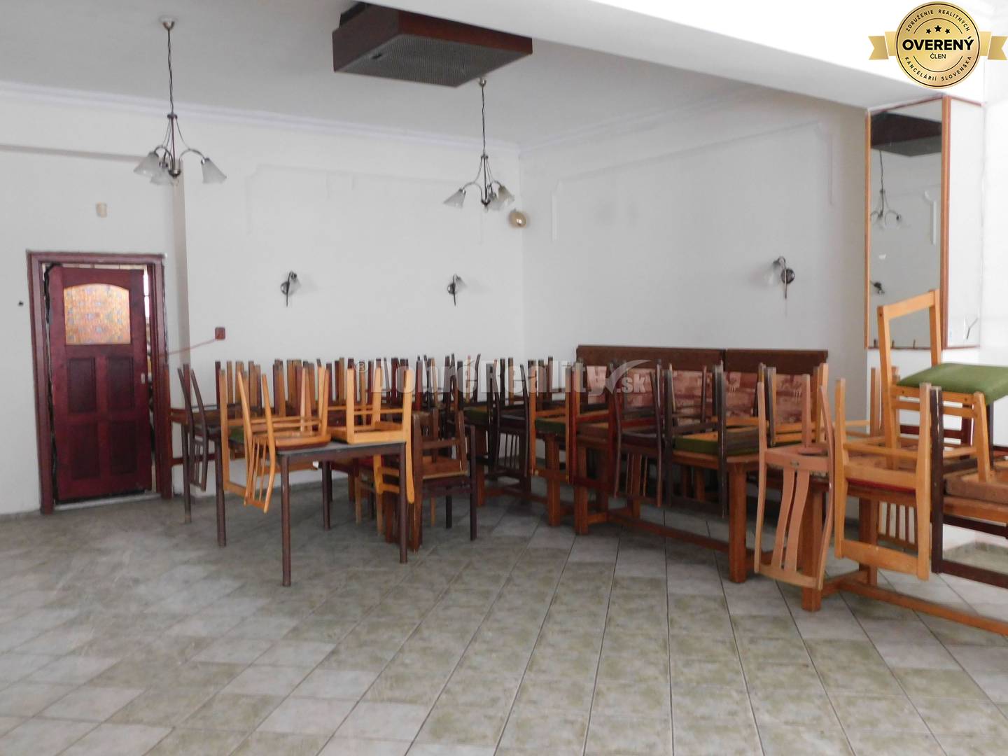 Ponúkame Vám na predaj zaujímavý prevádzkový areál s dvomi samostatným