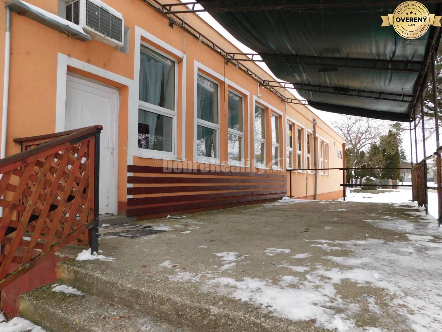 Ponúkame Vám na predaj zaujímavý prevádzkový areál s dvomi samostatným