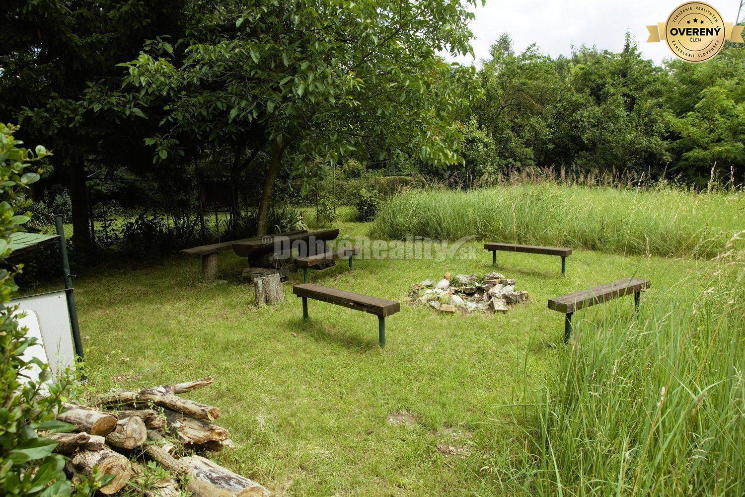 DOBRÉ REALITY - Sympatická rekreačná chatka so záhradou na predaj